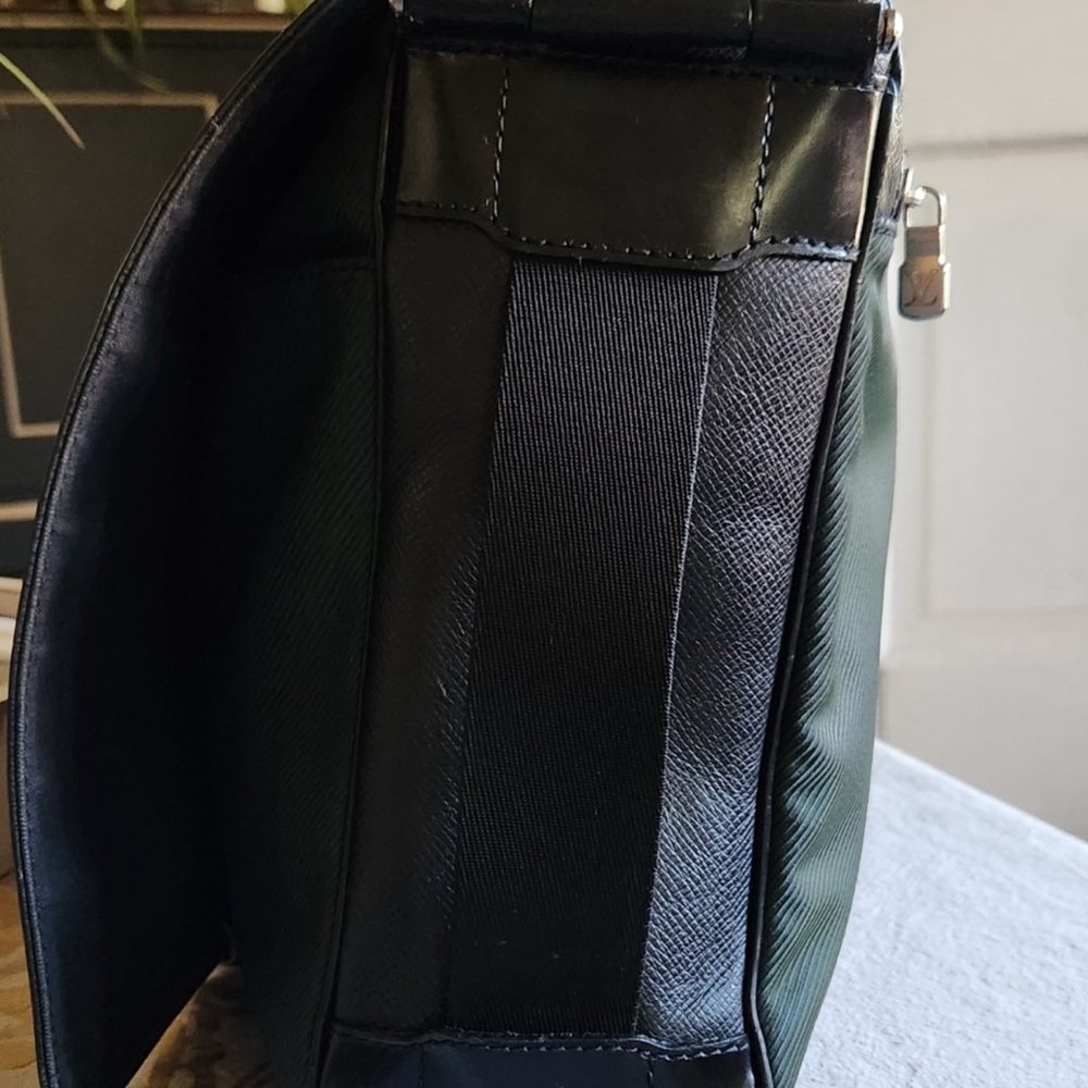 Louis Vuitton Elegant Black Messenger Bag - Picture 5 of 11